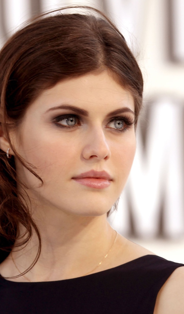 Актриса Александра Даддарио с красивыми голубыми глазами