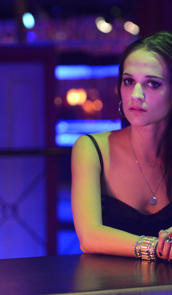 Актриса Алисия Викандер с красивыми украшениями на руках