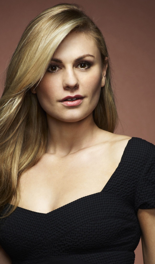 Актриса Анна Пэкуин в черном платье 