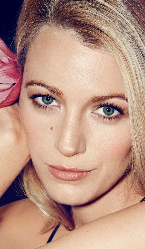 Актриса Блейк Лайвли с цветком в волосах 