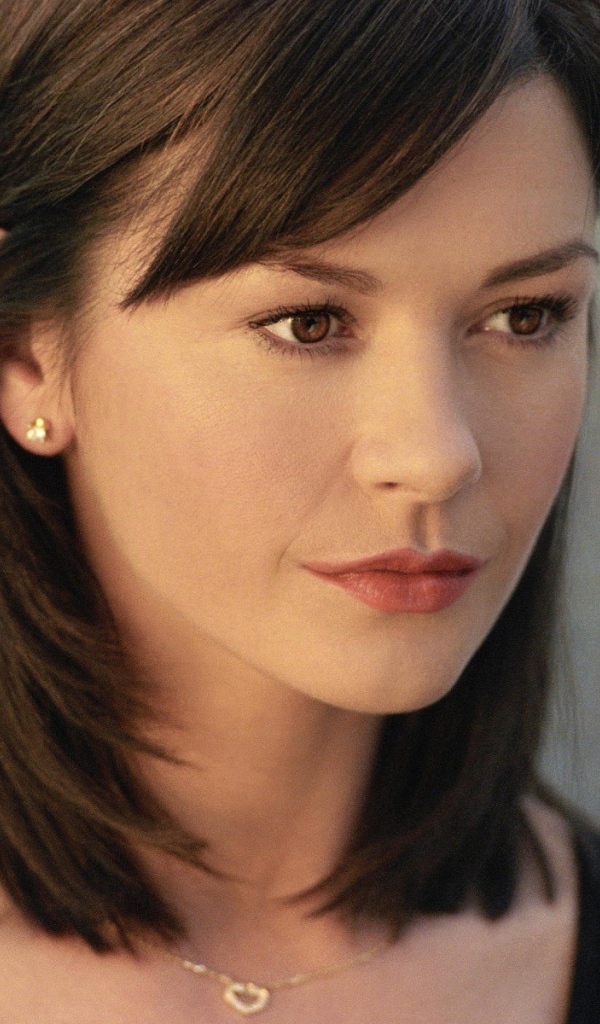 Актриса Кэтрин Зета-Джонс в черном платье 