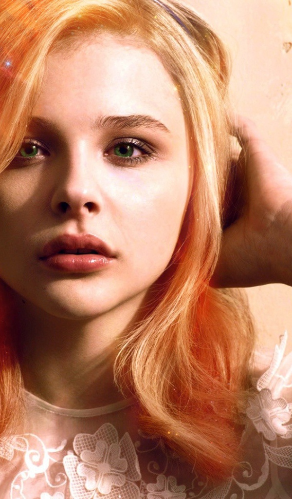 Актриса Хлоя Грейс Морец с зелеными глазами 