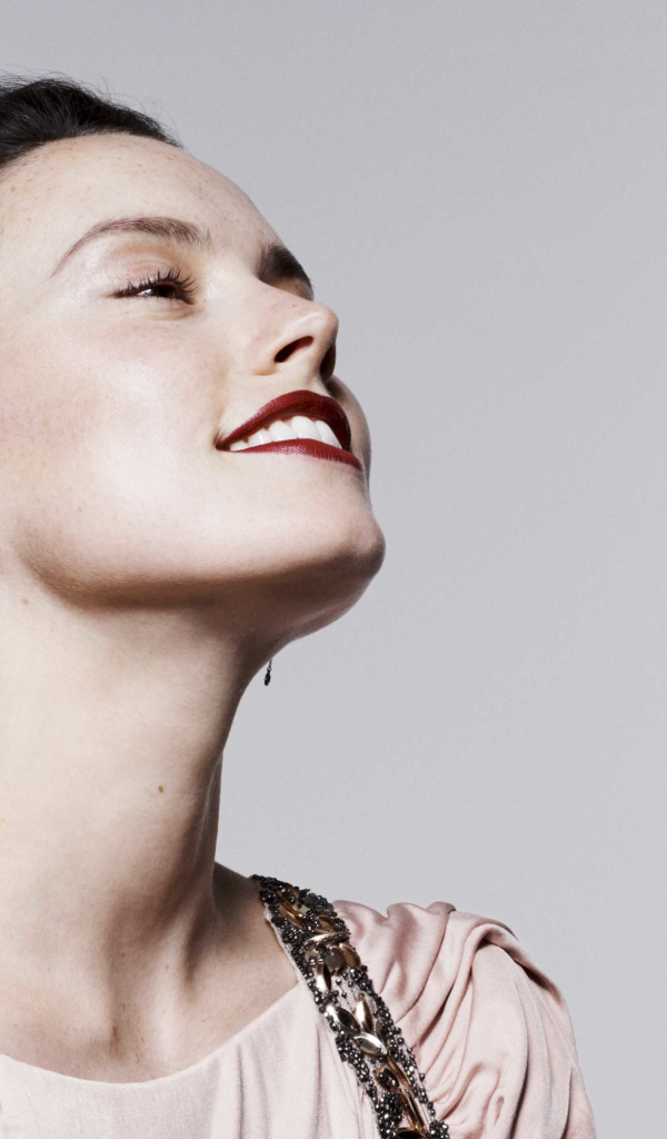 Актриса Дэйзи Ридли с накрашенными красной помадой губами