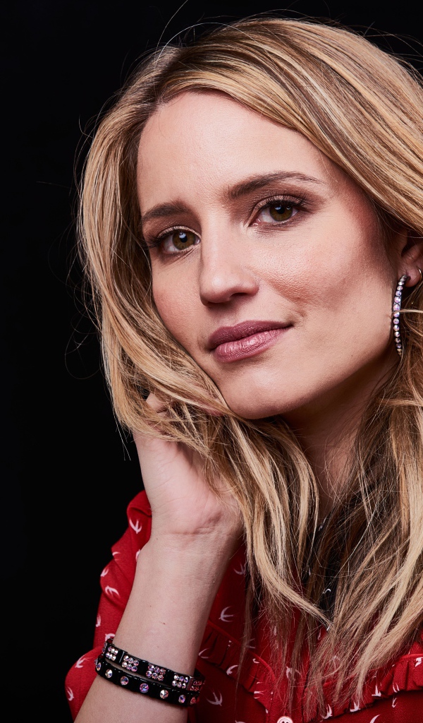 Актриса Дианна Агрон фото на черном фоне 