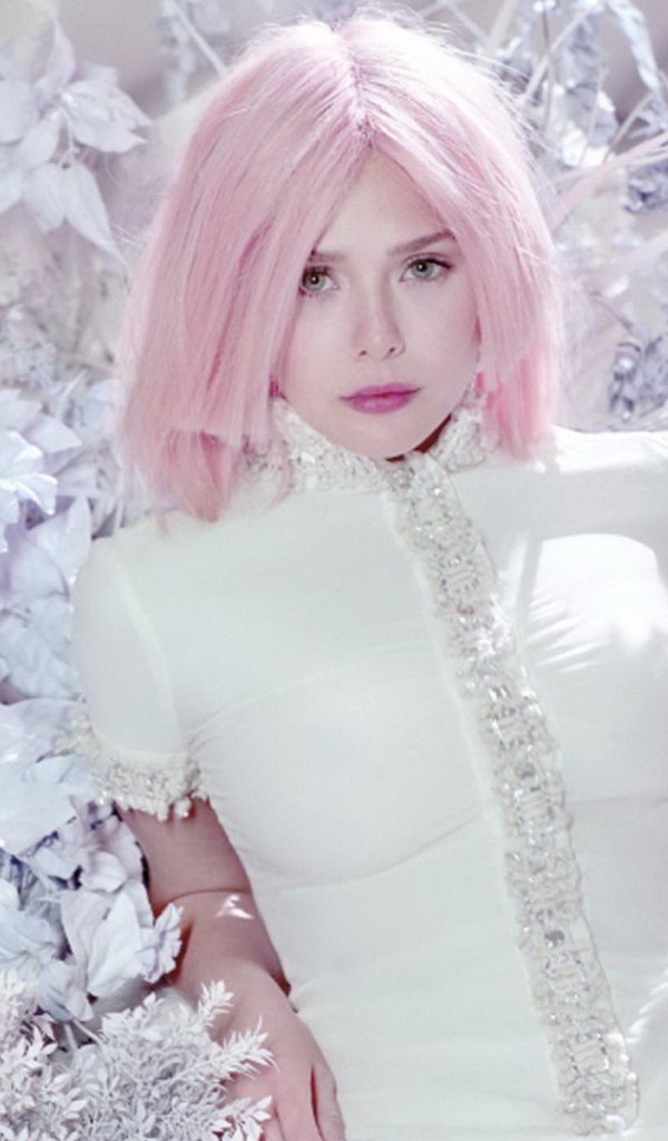 Актриса Элизабет Олсен с розовыми волосами 