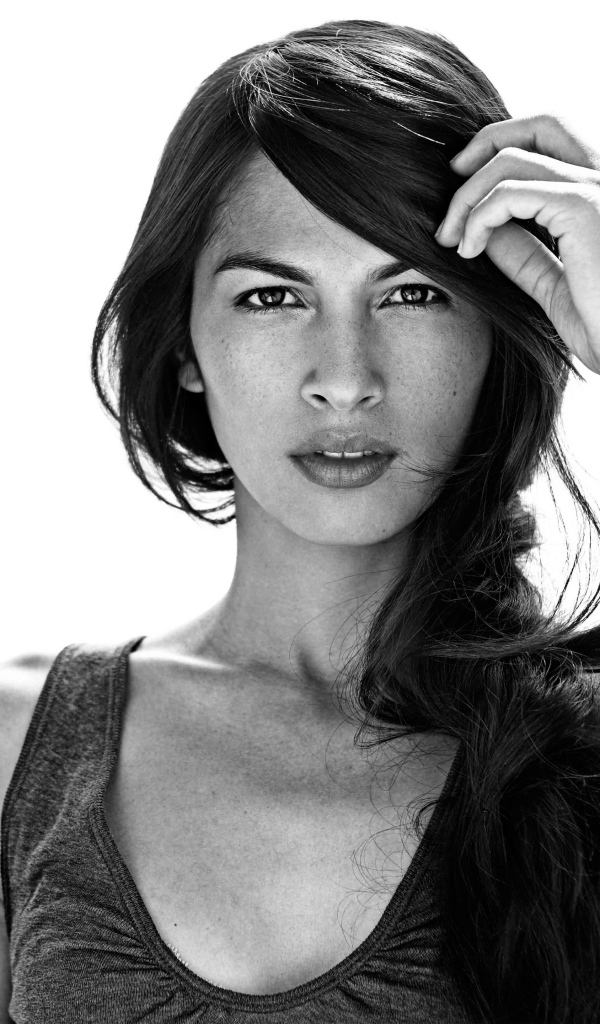 Актриса Элоди Юнг черно-белое фото