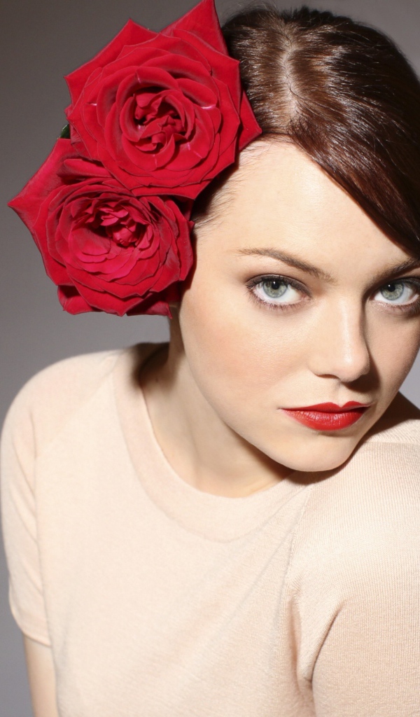Актриса Эмма Стоун с красными розами в волосах 