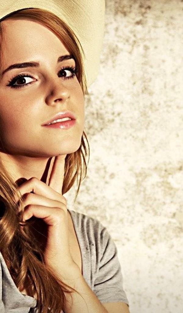 Актриса Эмма Уотсон в шляпе 