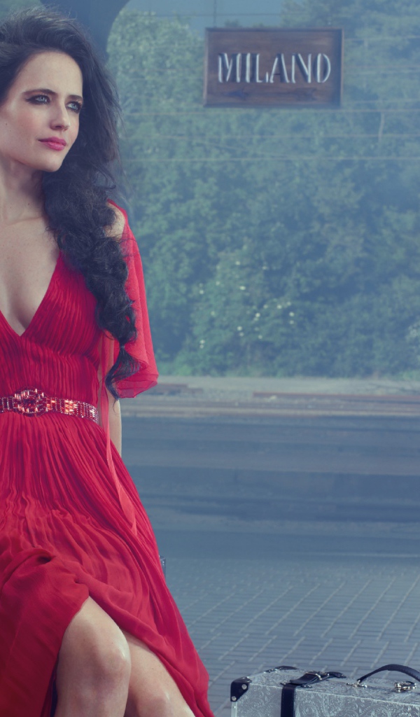 Актриса Ева Грин в красном платье