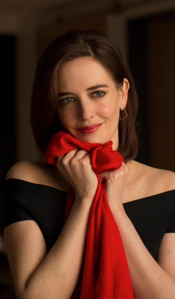 Актриса Ева Грин с красным шарфом в руках