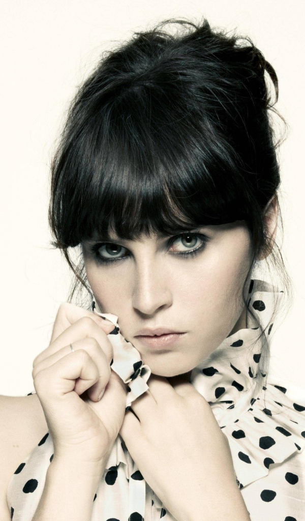 Актриса Фелисити Джонс в платье в горошки