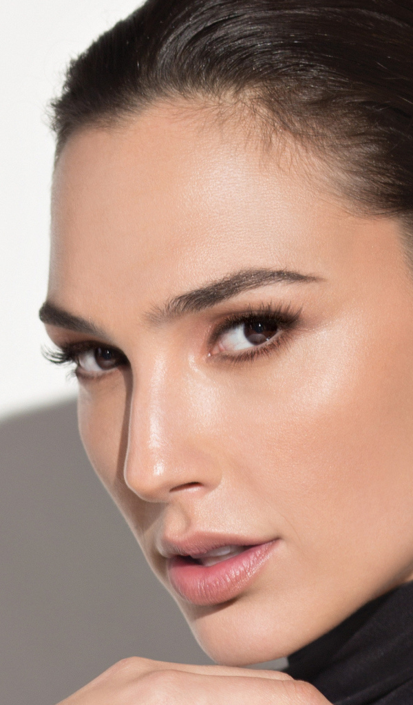 Актриса Галь Гадот, фото на белом фоне 