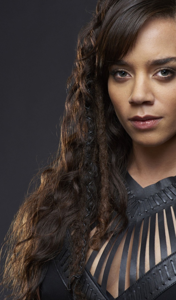 Актриса Ханна Джон-Кеймен в черном платье