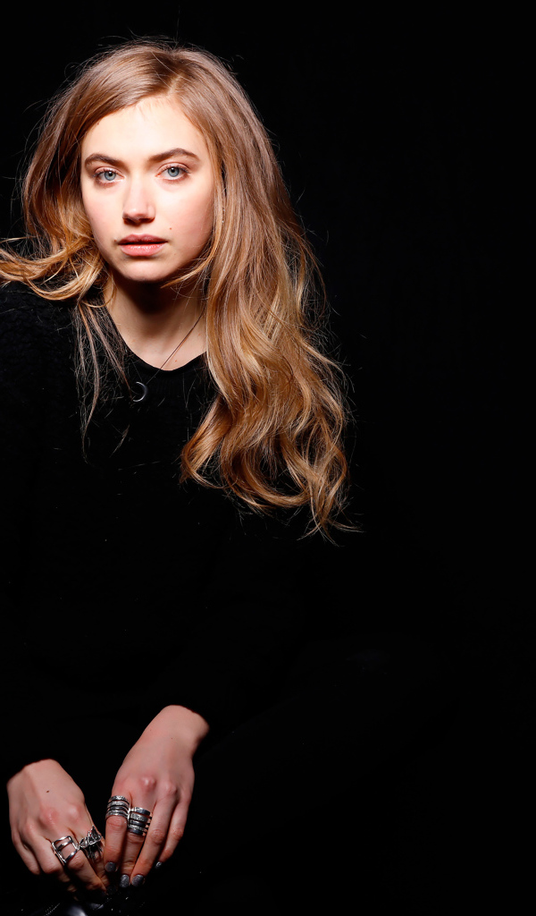 Актриса Имоджен Путс,  фото на черном фоне 