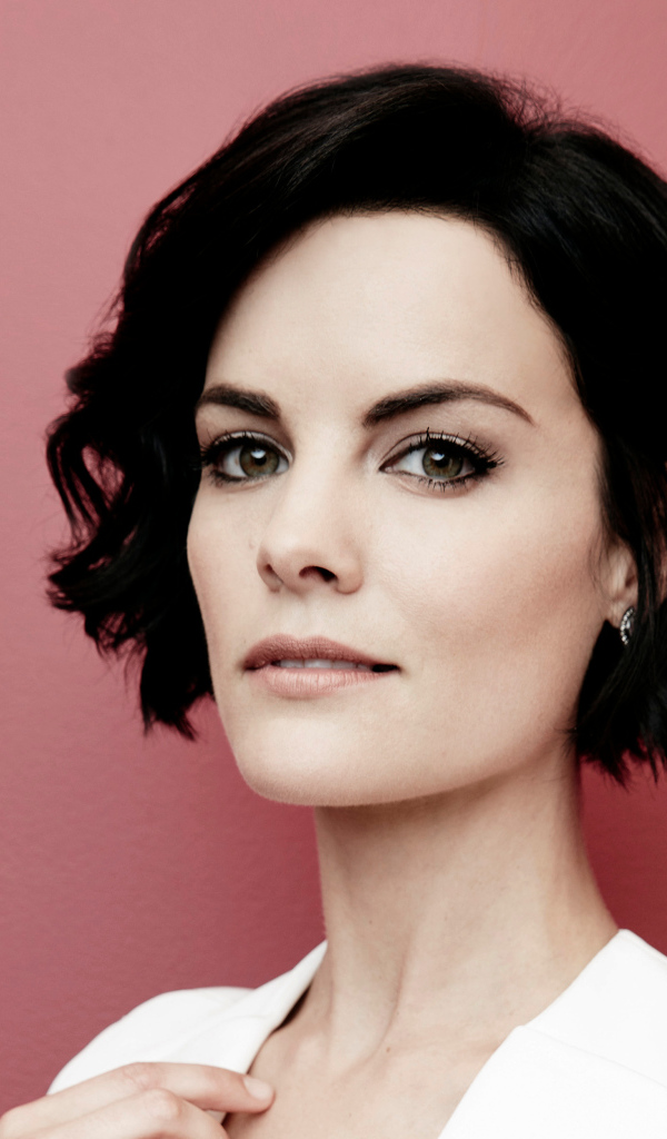 Актриса Джейми Александр,  фото на розовом фоне 