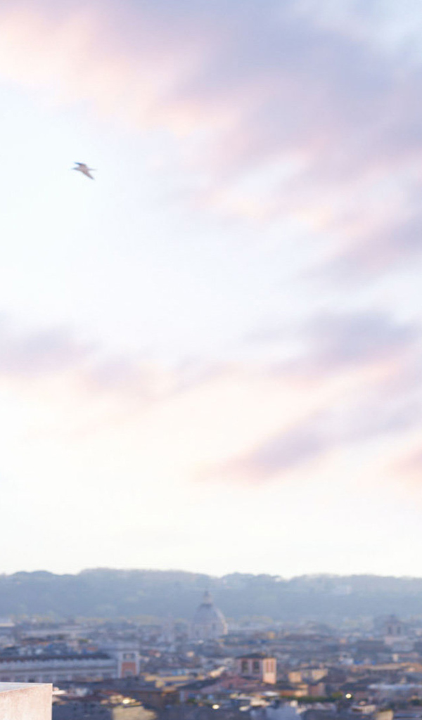 Актриса Кара Делевинь в черном платье на фоне неба 