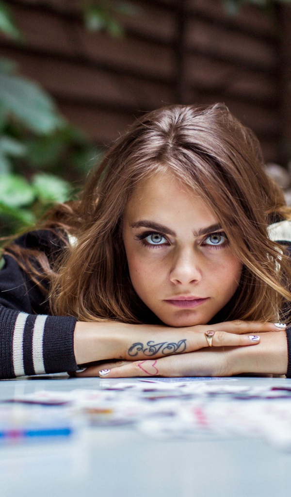 Актриса Кара Делевинь с татуировкой на руке 