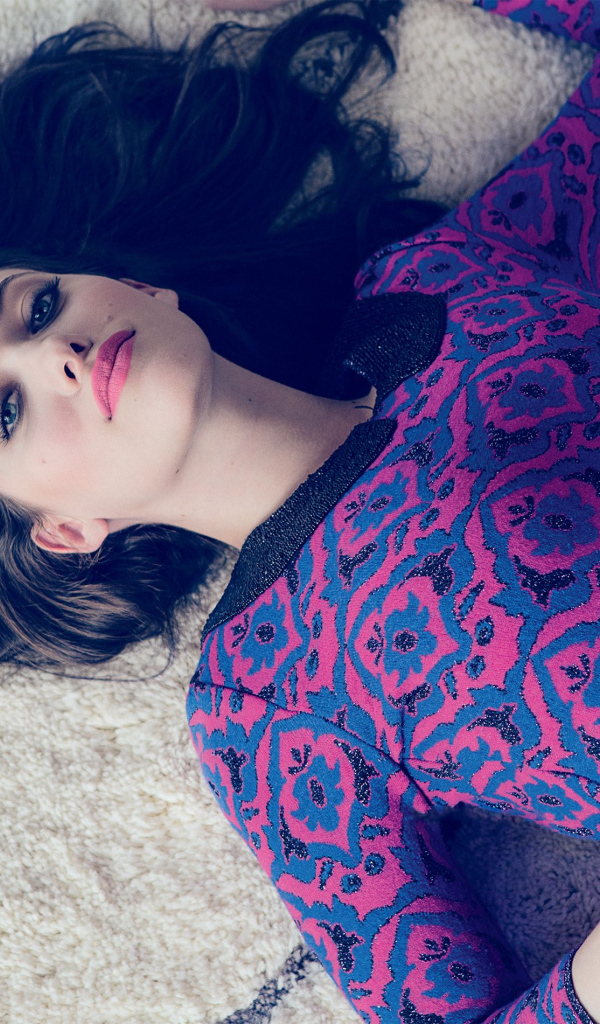 Актриса Кэт Деннингс лежит на ковре в красивом платье