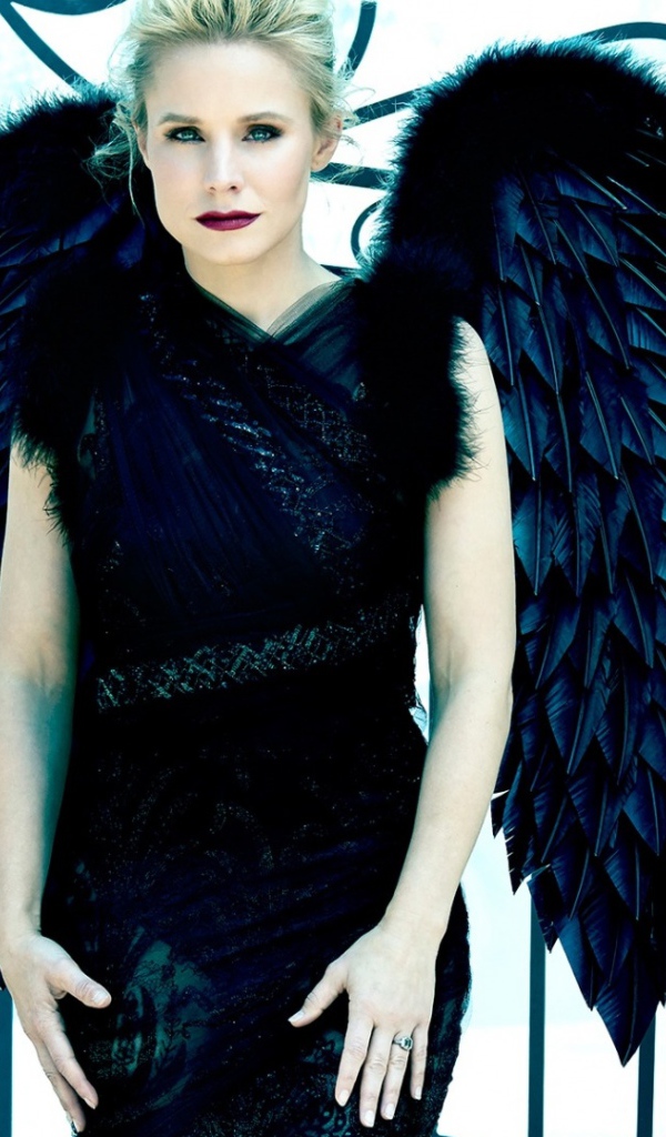 Актриса Кристен Белл в черном платье с крыльями 