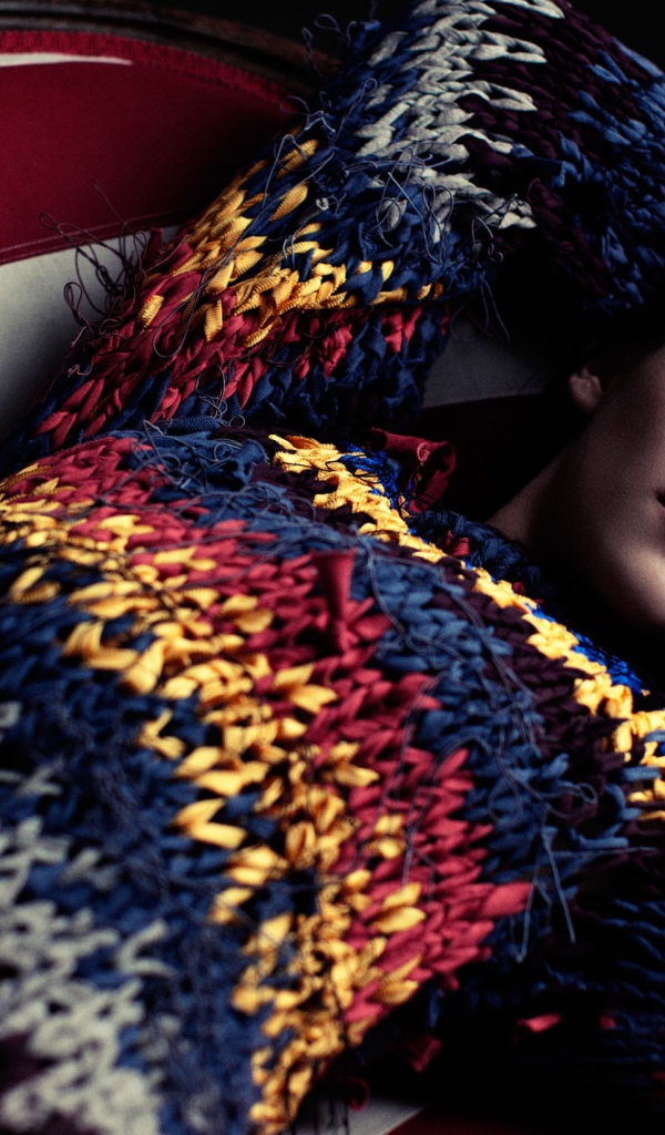 Актриса Кристен Стюарт в цветном свитере 