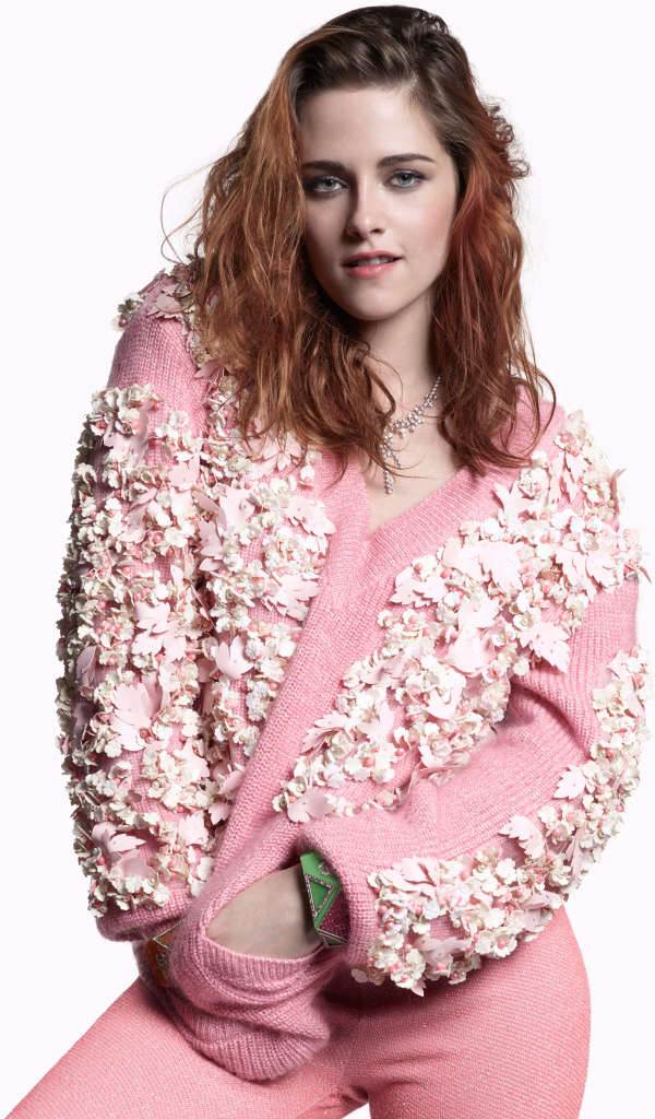 Актриса Кристен Стюарт в розовом костюме на белом фоне