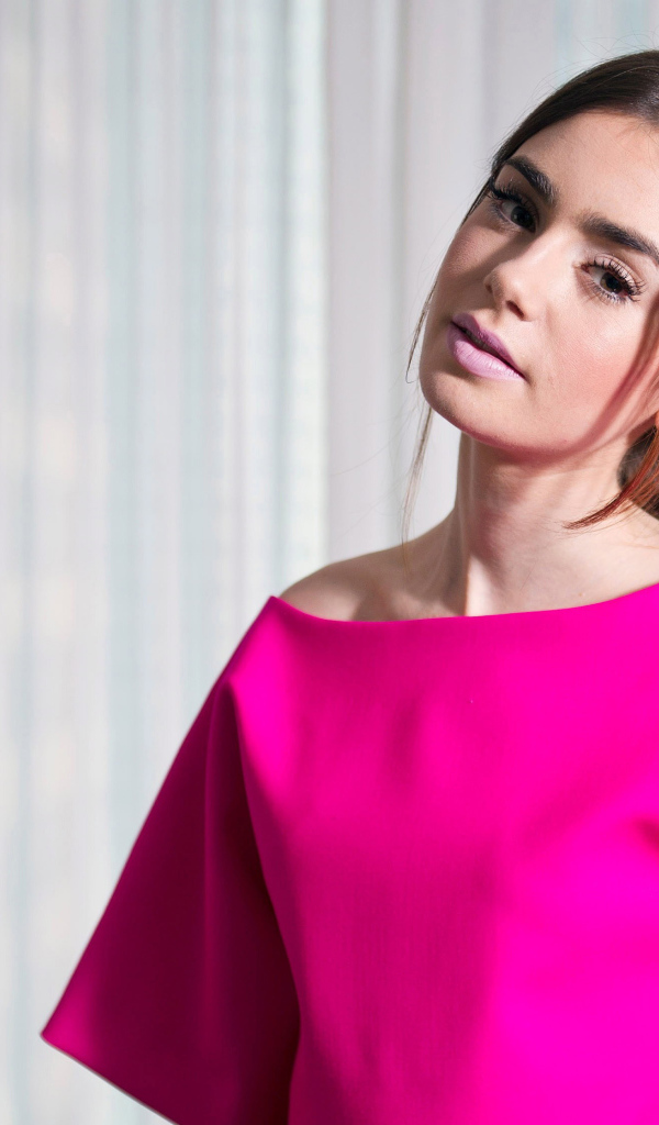 Актриса Лили Коллинз в красивом розовом платье