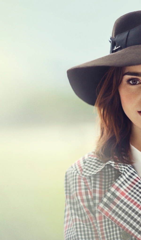 Актриса Лили Коллинз в большой черной шляпе