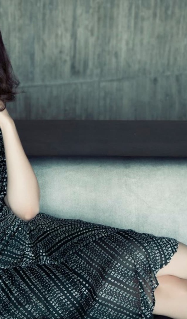 Актриса Лиззи Каплан в красивом платье 