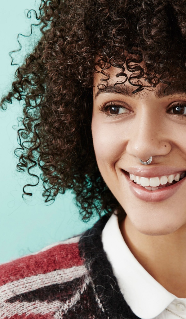 Актриса Натали Эммануэль с пирсингом в носу