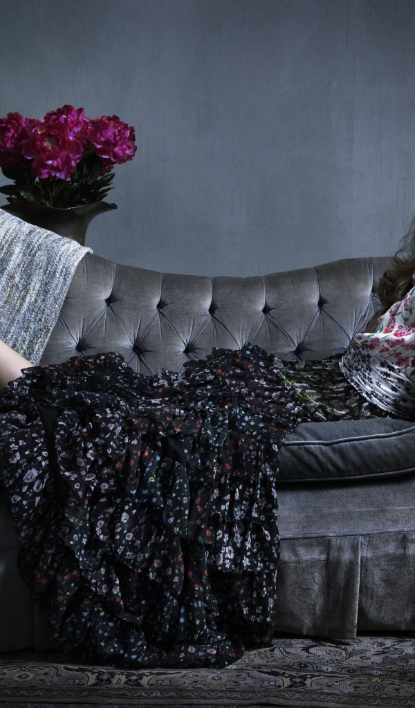 Актриса Натали Портман лежит в красных туфлях на диване