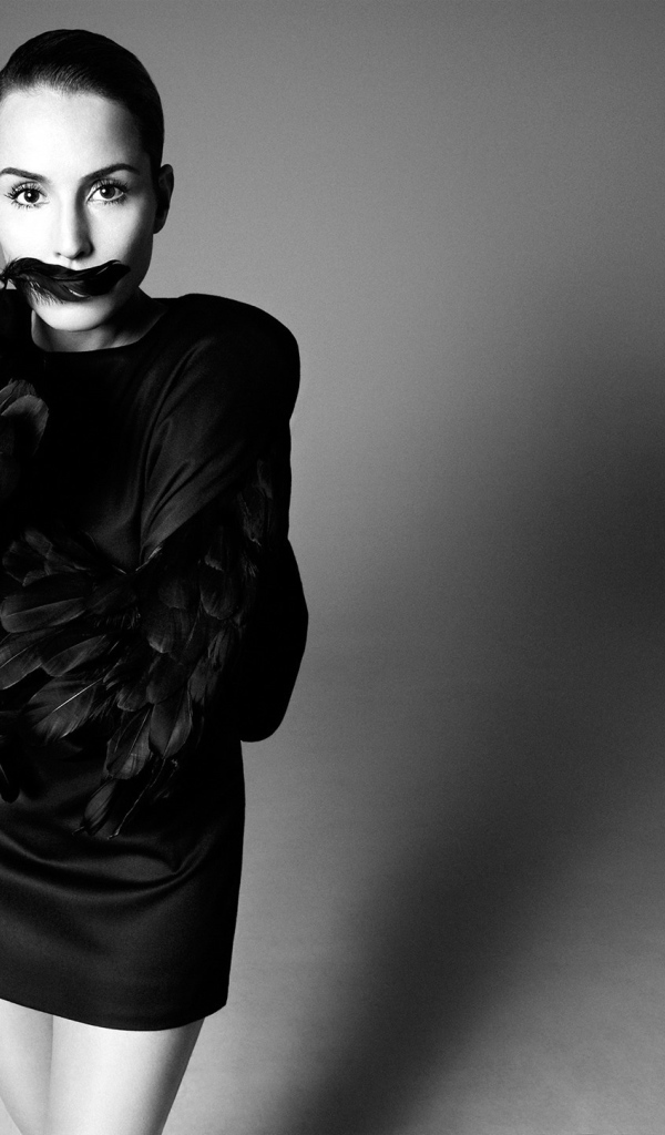 Актриса Нуми Рапас в черном платье черно-белое фото