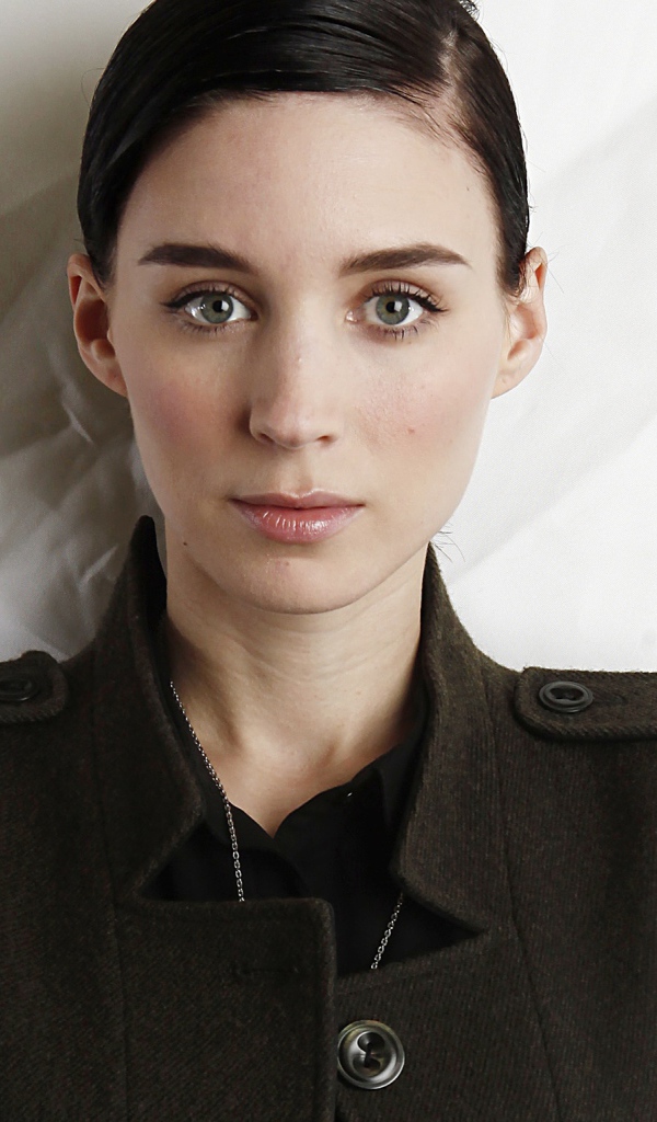 Актриса Руни Мара в пальто 