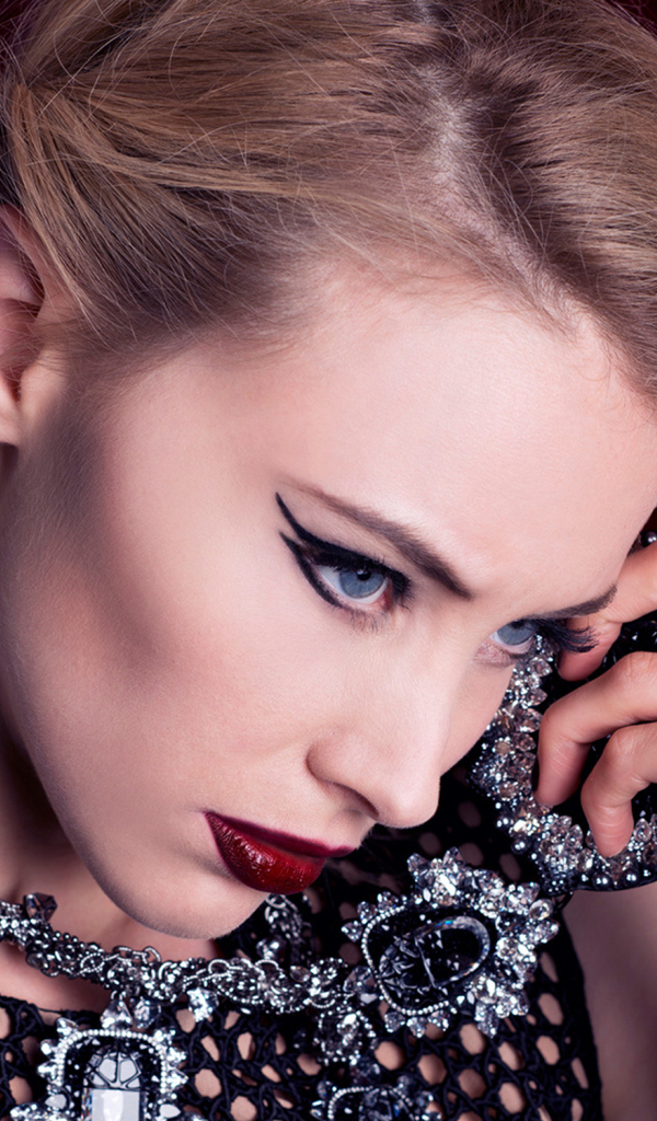 Актриса Сара Гадон с ярким макияжем 