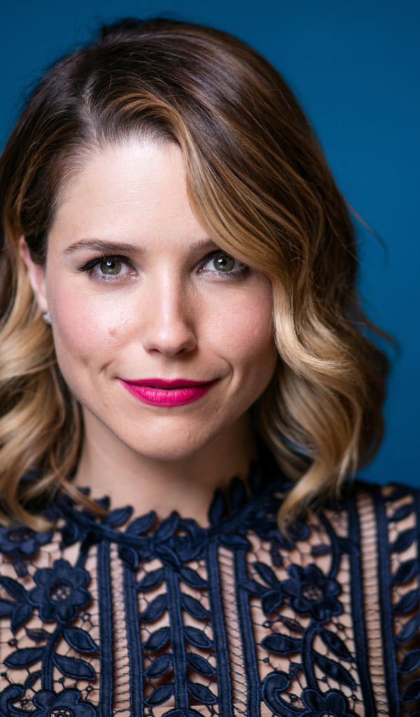 Актриса София Буш в красивом платье на синем фоне 