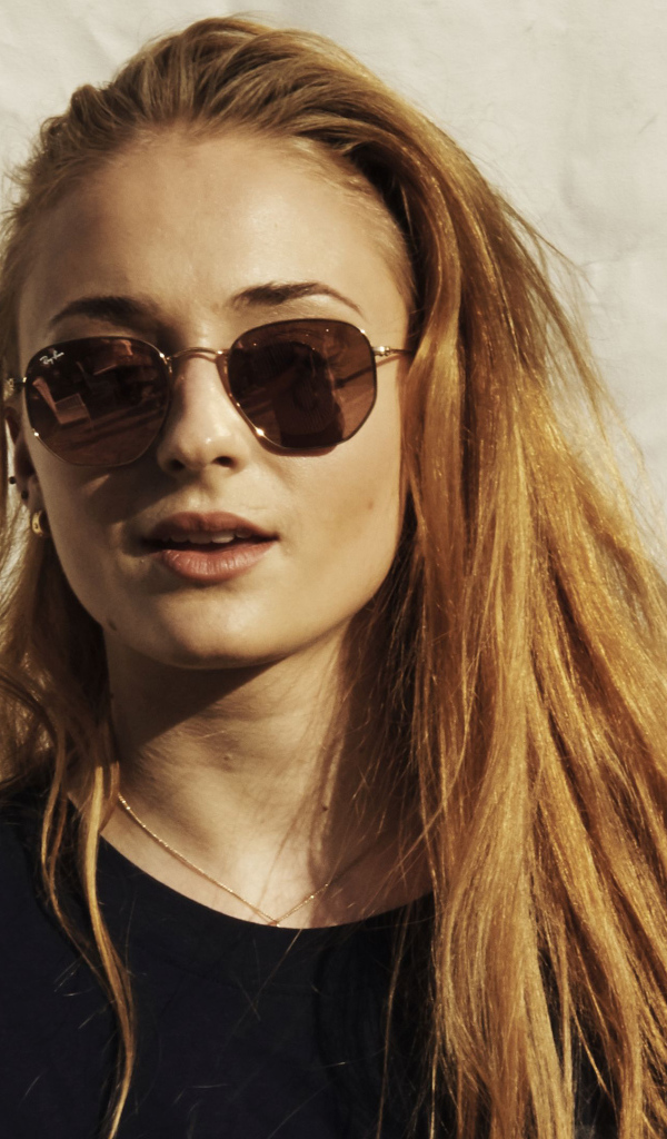 Актриса Софи Тёрнер в солнечных очках