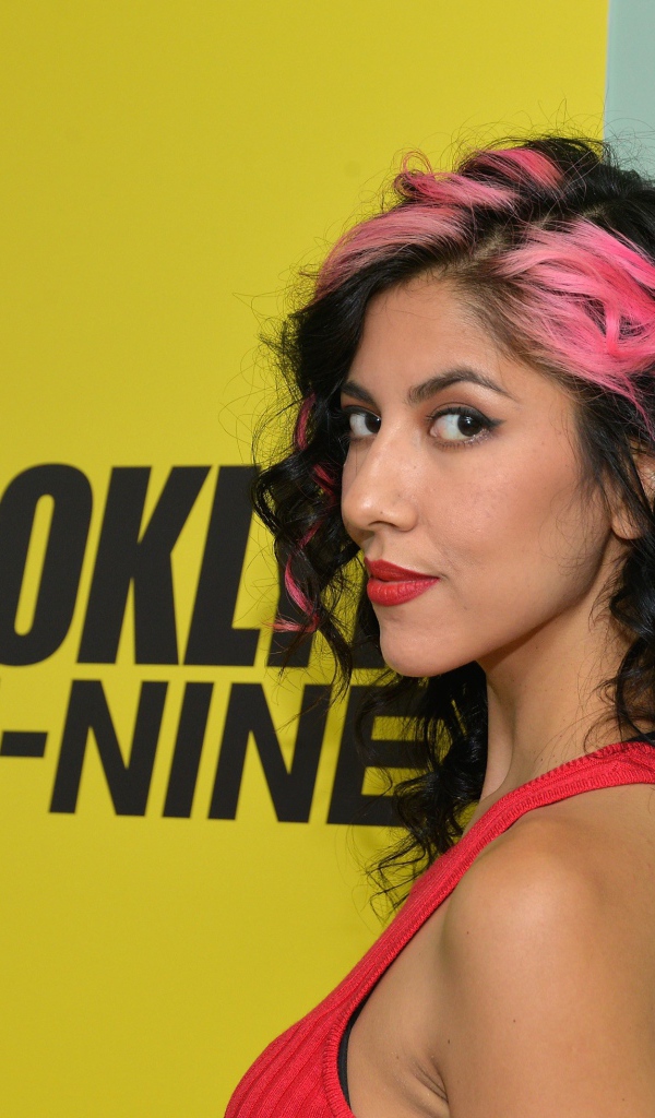 Актриса Стефани Беатрис с черными волосами