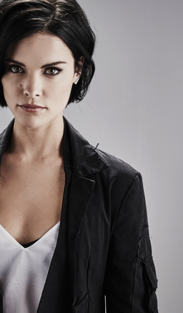 Актриса брюнетка Адриа Архона фото на сером фоне