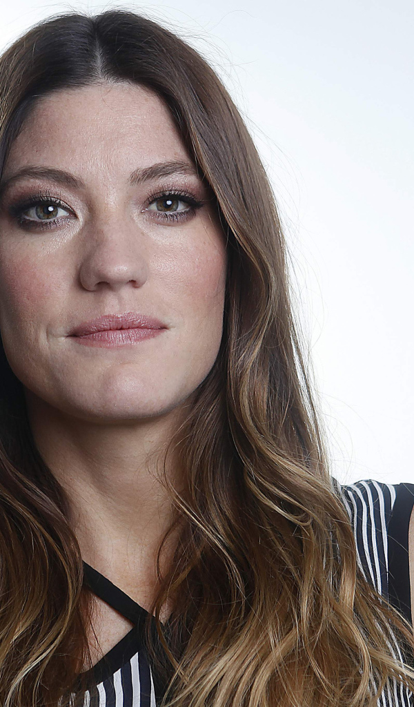 Актриса брюнетка Дженнифер Карпентер фото на белом фоне 