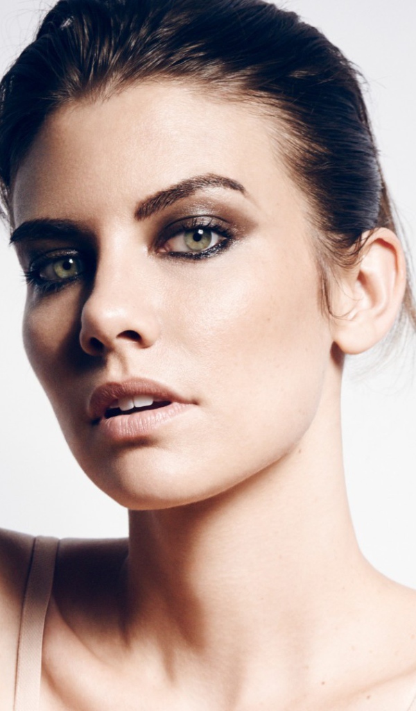 Актриса брюнетка Лорен Коэн 