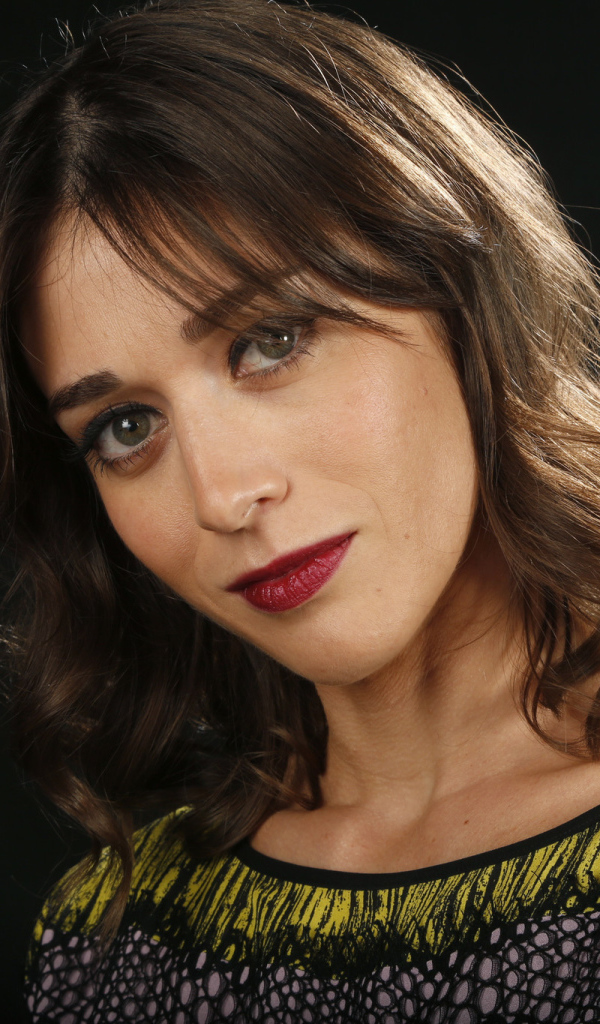 Актриса брюнетка Лиззи Каплан 