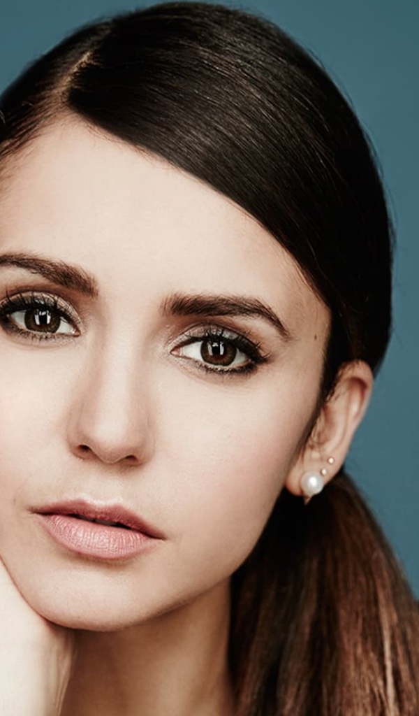 Актриса брюнетка Нина Добрев с карими глазами 