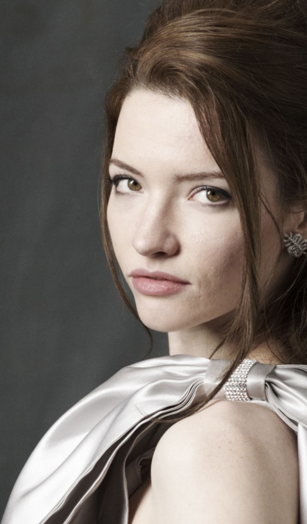 Актриса брюнетка Талула Райли 