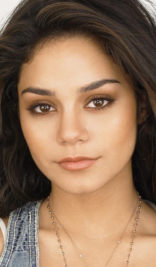 Актриса брюнетка Ванесса Хадженс 