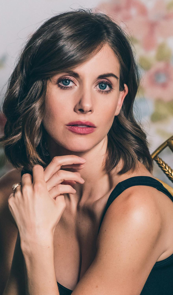 Американская актриса Элисон Бри сидит в кресле