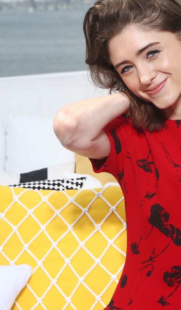 Американская актриса Наталия Дайер в красивом платье