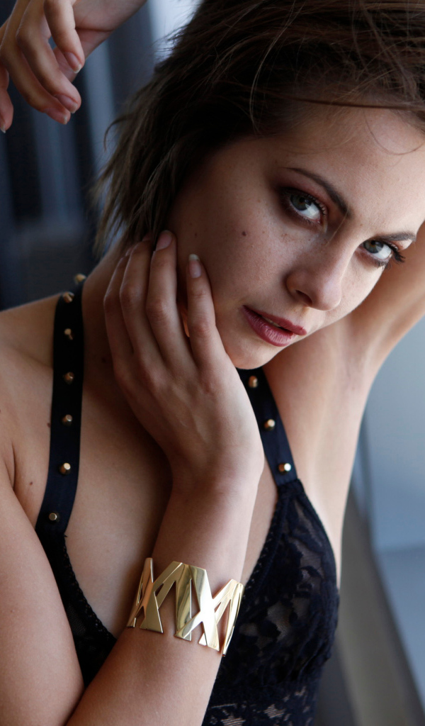 Американская актриса Уилла Холланд с браслетом на руке 