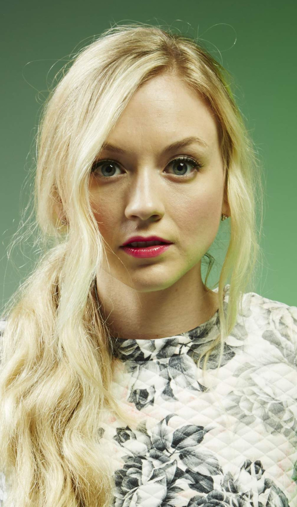 Американская актриса блондинка Эмили Кинни 