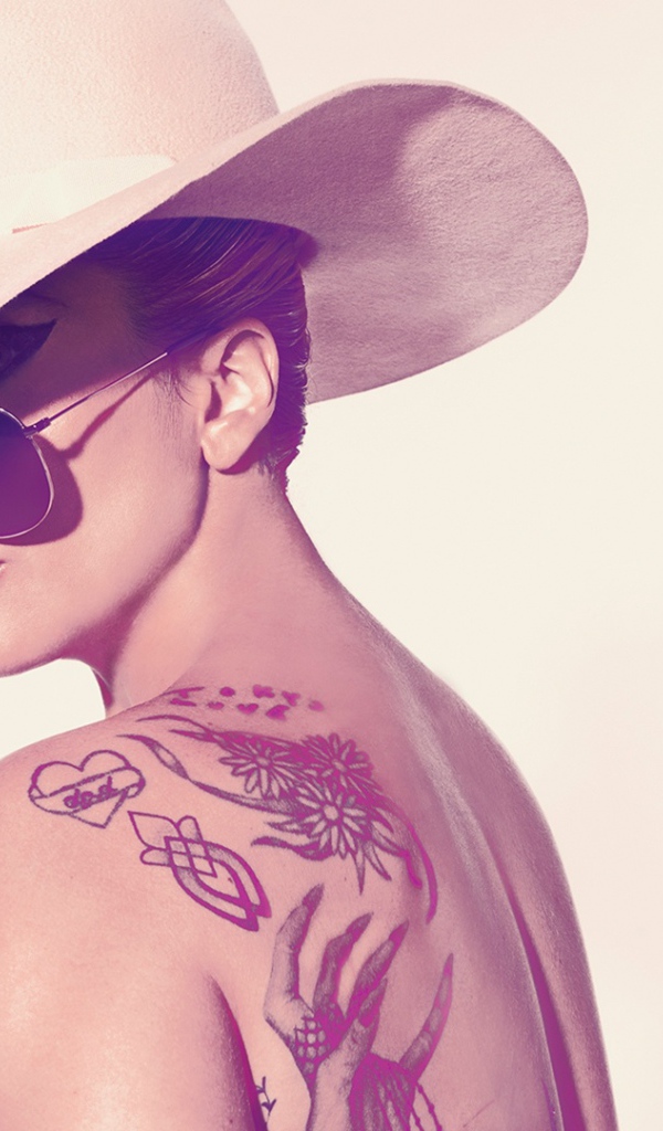 Американская певица Леди Гага с большой шляпе 