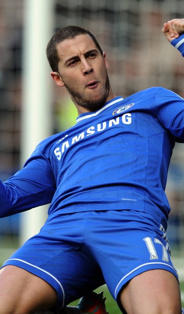 Атакующий полузащитник  Эден Хазард радуется на поле