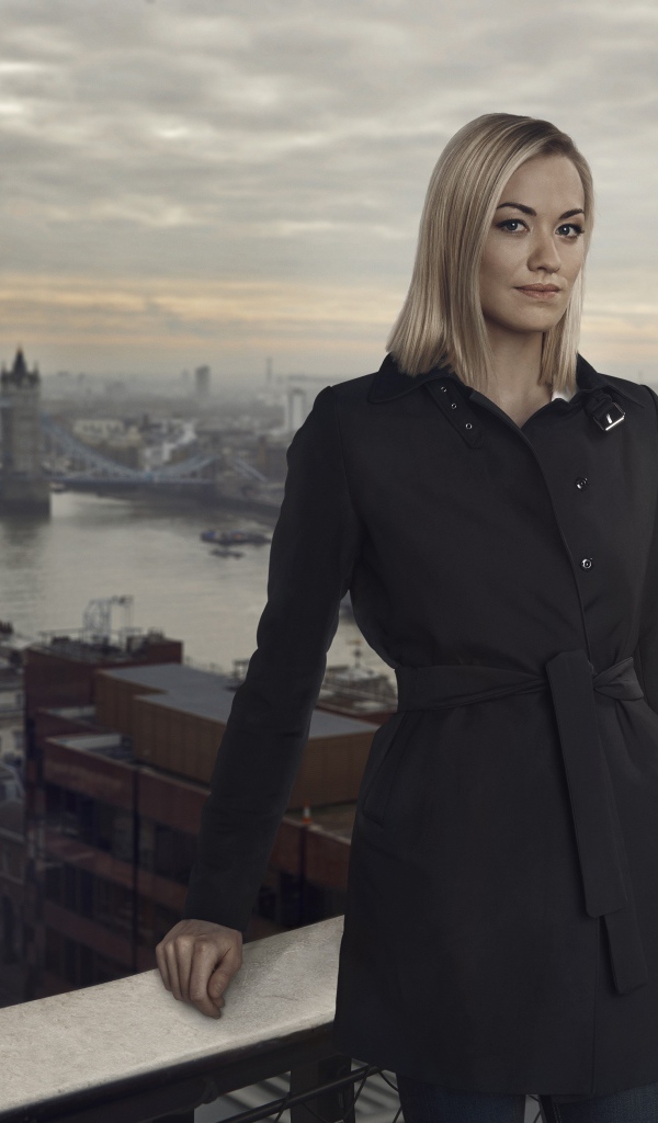 Австралийская актриса Ивонн Страховски в черном пальто